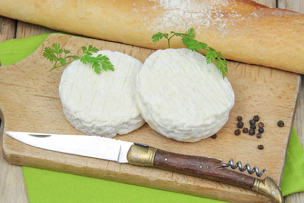 Petit Fromage Chèvre Baguette Sur Une Table — Photo
