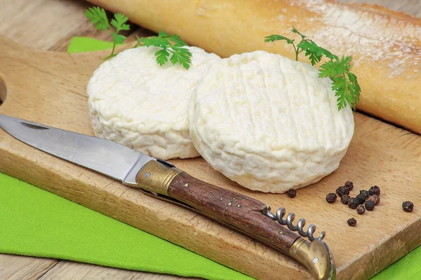Masadaki Küçük Keçi Peyniri Baget — Stok fotoğraf