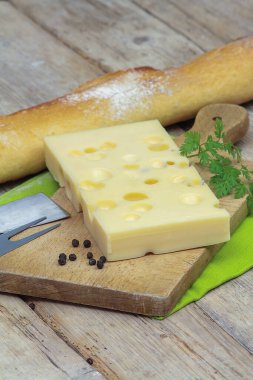 Masanın üzerinde bir dilim ekşi ekmek.