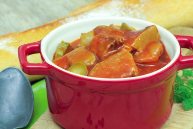 Domates soslu sığır dili ve turşu.