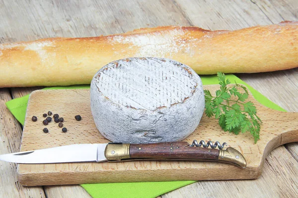 Tomme Savoie Sur Une Planche Découper — Photo