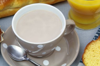 Masadaki Fransız kahvaltısı.