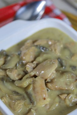 Mantar ve taze kremayla pişirilmiş tavuk.