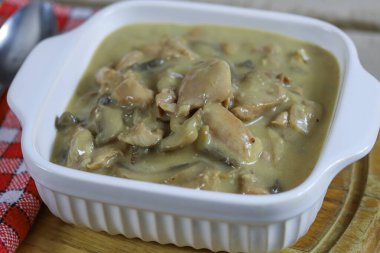 Mantar ve taze kremayla pişirilmiş tavuk.