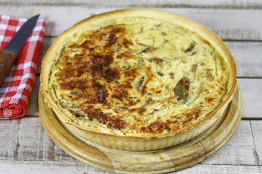 Tavuk ve mantarlı turta.