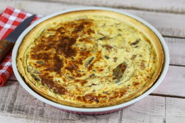 Tavuk ve mantarlı turta.