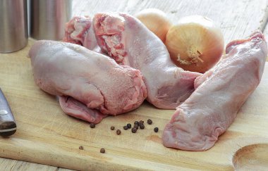 Kesme tahtasındaki çiğ domuz dilleri