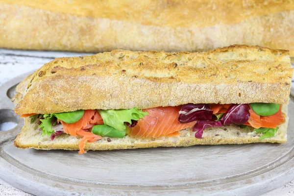 Sandwich Mit Geräuchertem Lachs Und Salat — Stockfoto