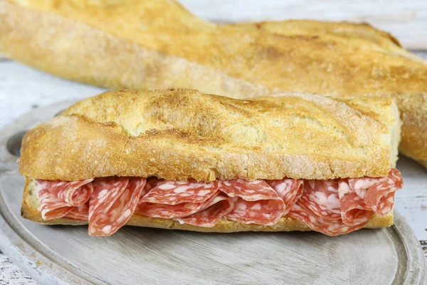 Sandwich au saucisson sec sur une table — Stock Image Sandwich Saucisson Sec Sur Une Table Stock Image