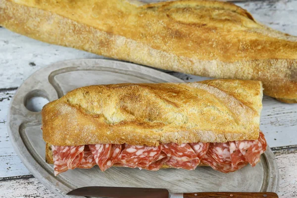 Sandwich au saucisson sec sur une table — Stock Image Sandwich Saucisson Sec Sur Une Table Stock Photo