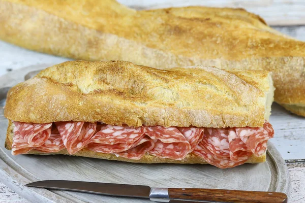 Sandwich au saucisson sec sur une table — Stock Image Sandwich Saucisson Sec Sur Une Table Stock Picture