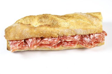 Beyaz arka planda kuru sosisli sandviç.