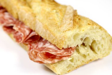 Beyaz arka planda kuru sosisli sandviç.