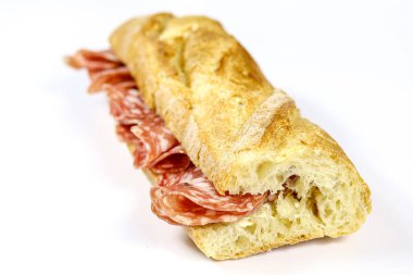 Beyaz arka planda kuru sosisli sandviç.