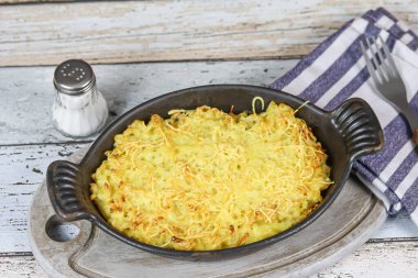 Masanın üzerinde ızgara makarna.