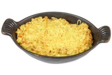 beyaz arkaplanda makarna graten (kabuk)