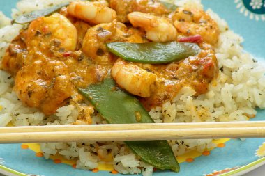 Kırmızı körili ve pirinçli karides