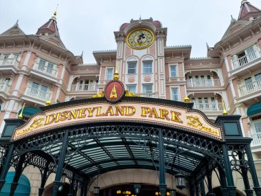Paris 'teki Disneyland parkına giriş