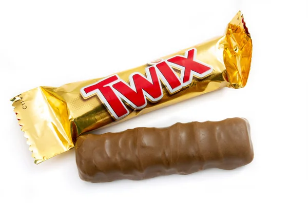 Twix Varumärke Choklad Bar Vit Bakgrund — Stockfoto