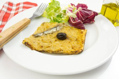 Pissaladire (güzel ançüez tartı ve siyah zeytin)