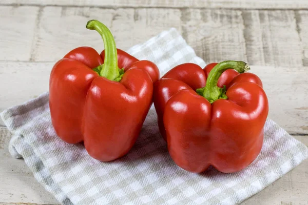 Pimiento Rojo Sobre Mesa — Foto de Stock