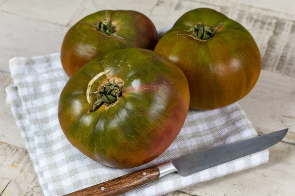 桌上的绿色西红柿 — 图库照片