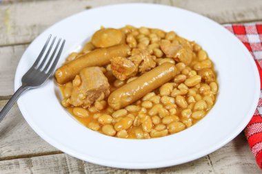 Cassoulet tabağı (Fransız spesiyali) bir masanın üzerinde