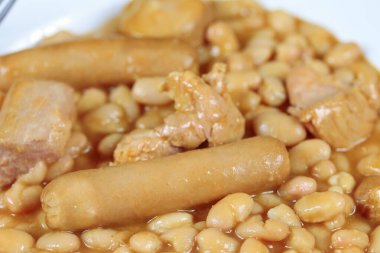 Cassoulet tabağı (Fransız spesiyali) bir masanın üzerinde