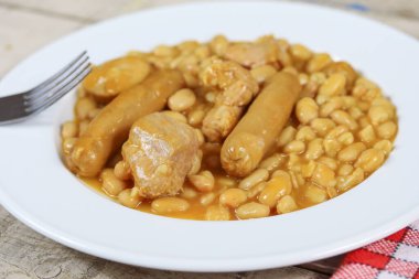 Cassoulet tabağı (Fransız spesiyali) bir masanın üzerinde