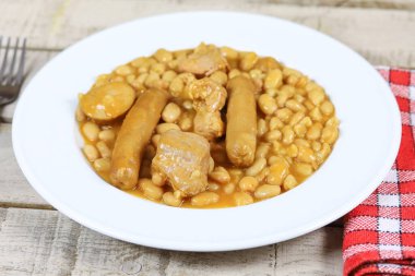 Cassoulet tabağı (Fransız spesiyali) bir masanın üzerinde