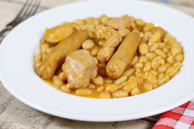 Cassoulet tabağı (Fransız spesiyali) bir masanın üzerinde