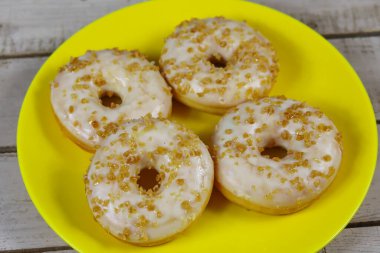 Tabakta birkaç çörek var.