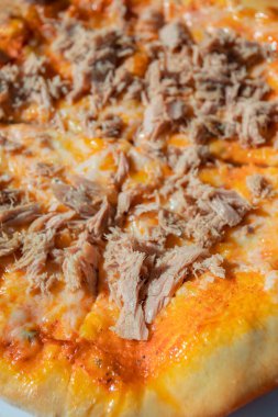 Tabakta ton balıklı pizza