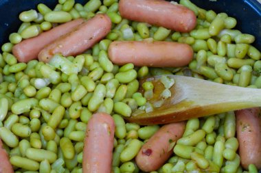 Tabakta küçük sosis ve fasulye.