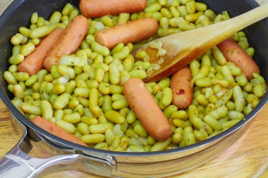 Tabakta küçük sosis ve fasulye.