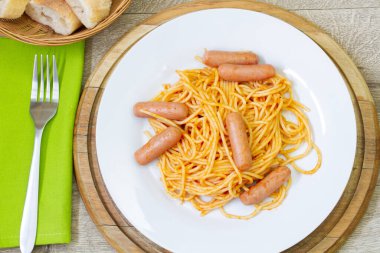 Domatesli sosis ve spagetti.