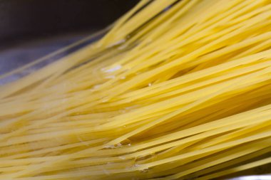 Tavada spagetti pişiyor.