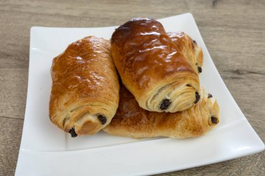 Tabakta çikolatalı ekmek