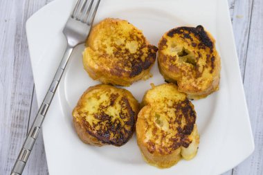 Tabakta yumurtalı ekmek.