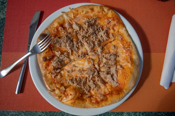 Thunfisch Pizza Auf Einem Teller — Stockfoto