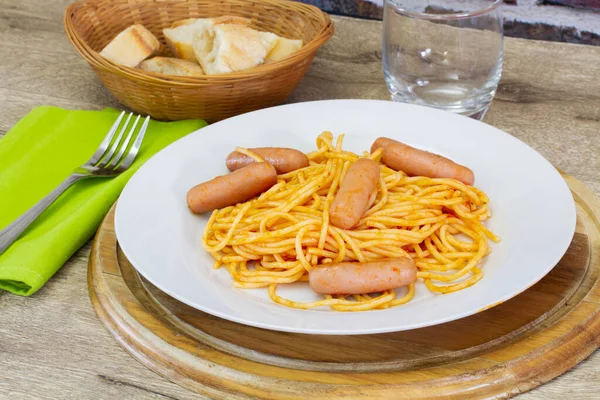 Сосиски Спагетти Помидорами — стоковое фото
