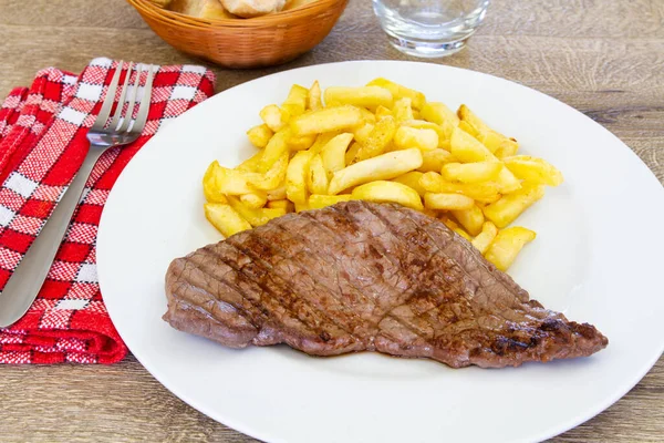 Bife Grelhado Batatas Fritas Prato — Fotografia de Stock