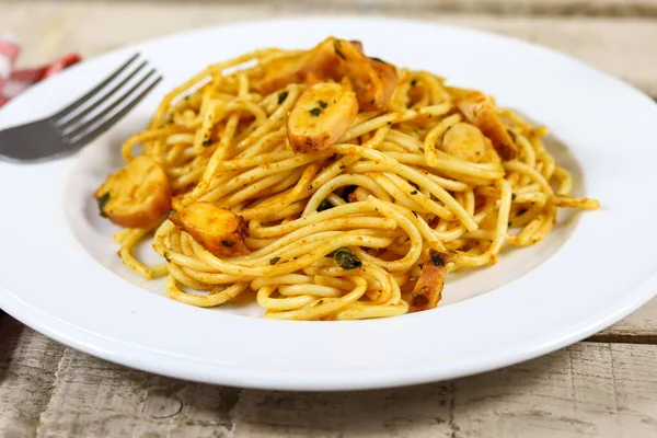 Plato Espaguetis Con Calamar Sobre Una Mesa —  Fotos de Stock