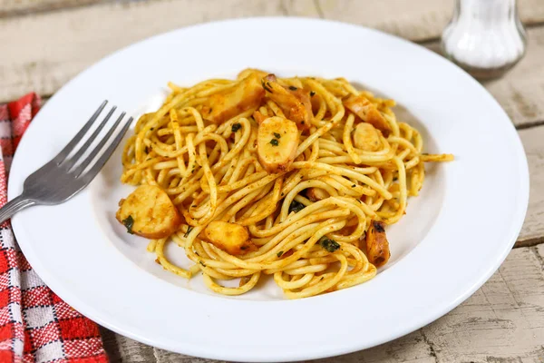 Plato Espaguetis Con Calamar Sobre Una Mesa — Foto de Stock