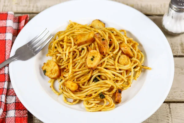 Plato Espaguetis Con Calamar Sobre Una Mesa — Foto de Stock