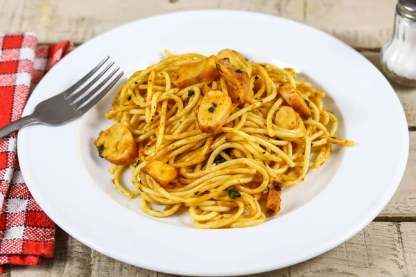 Plato Espaguetis Con Calamar Sobre Una Mesa —  Fotos de Stock