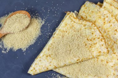 Masadaki Breton krepleri