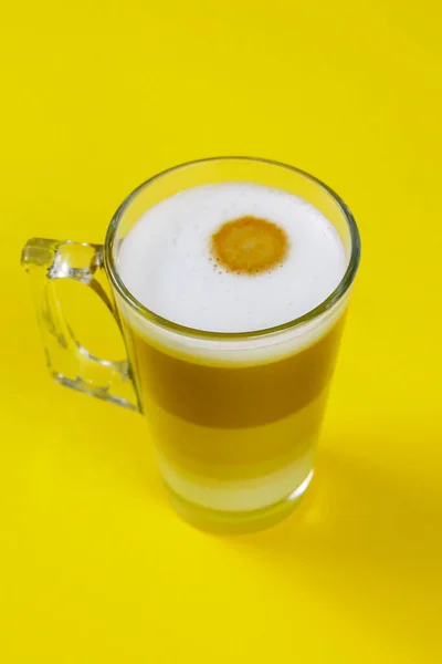 Cangkir Cappuccino Pada Latar Belakang Kuning — Stok Foto