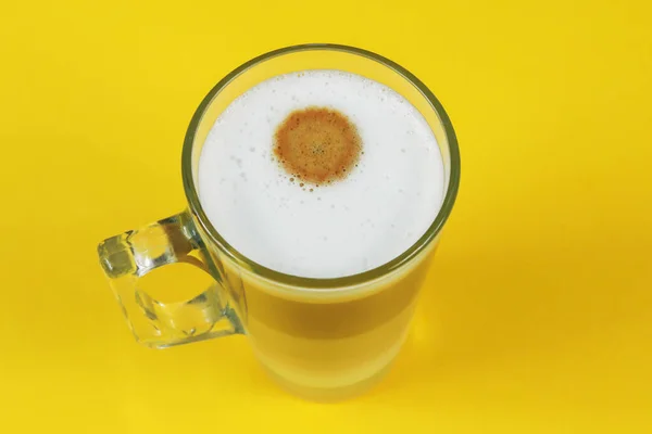 Taza Capuchino Sobre Fondo Amarillo —  Fotos de Stock