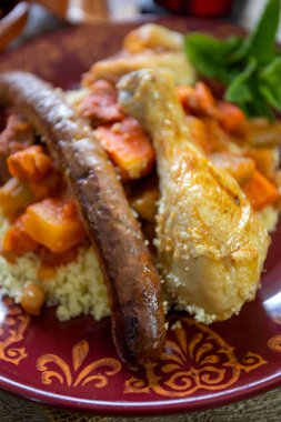 Kırmızı tabakta kuskus.